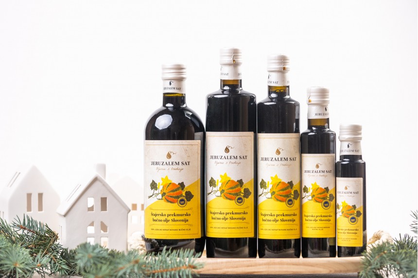 Štajersko prekmursko bučno olje Slovenija pumpkin seed oil - bottle in gift paper box