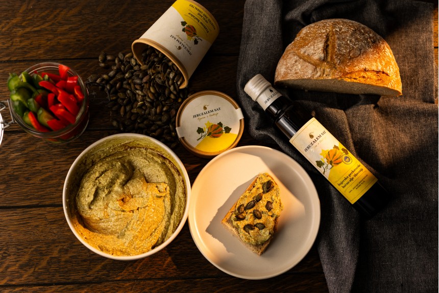 Gift set with wooden stand