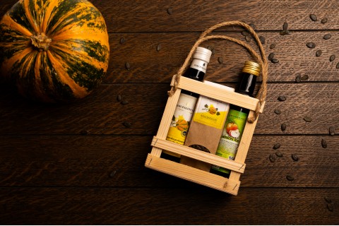 Gift set with wooden carrier