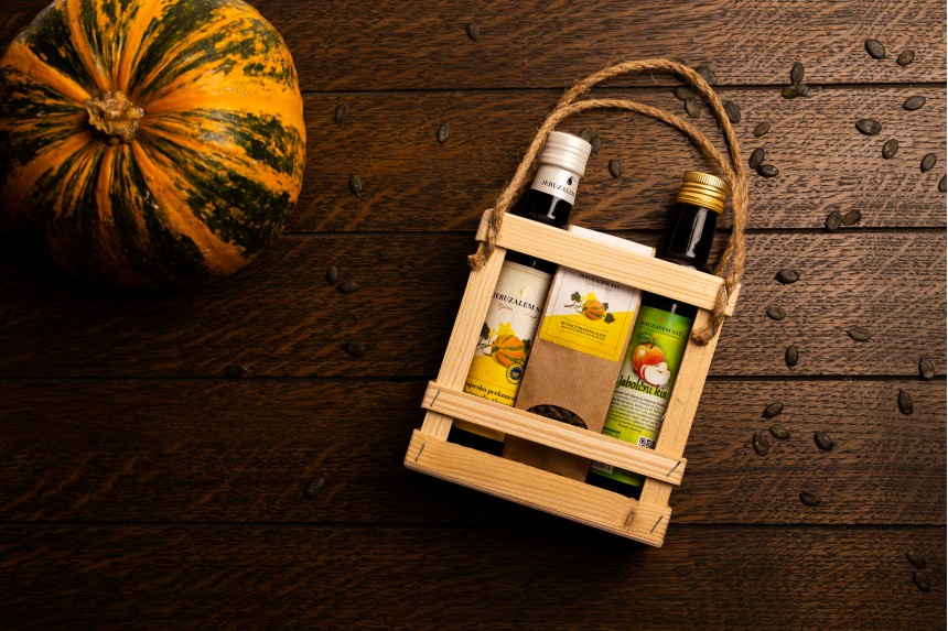 Gift set with wooden carrier