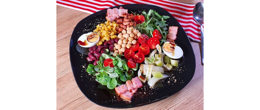 Royal salad with legumes, eggs and baked bacon